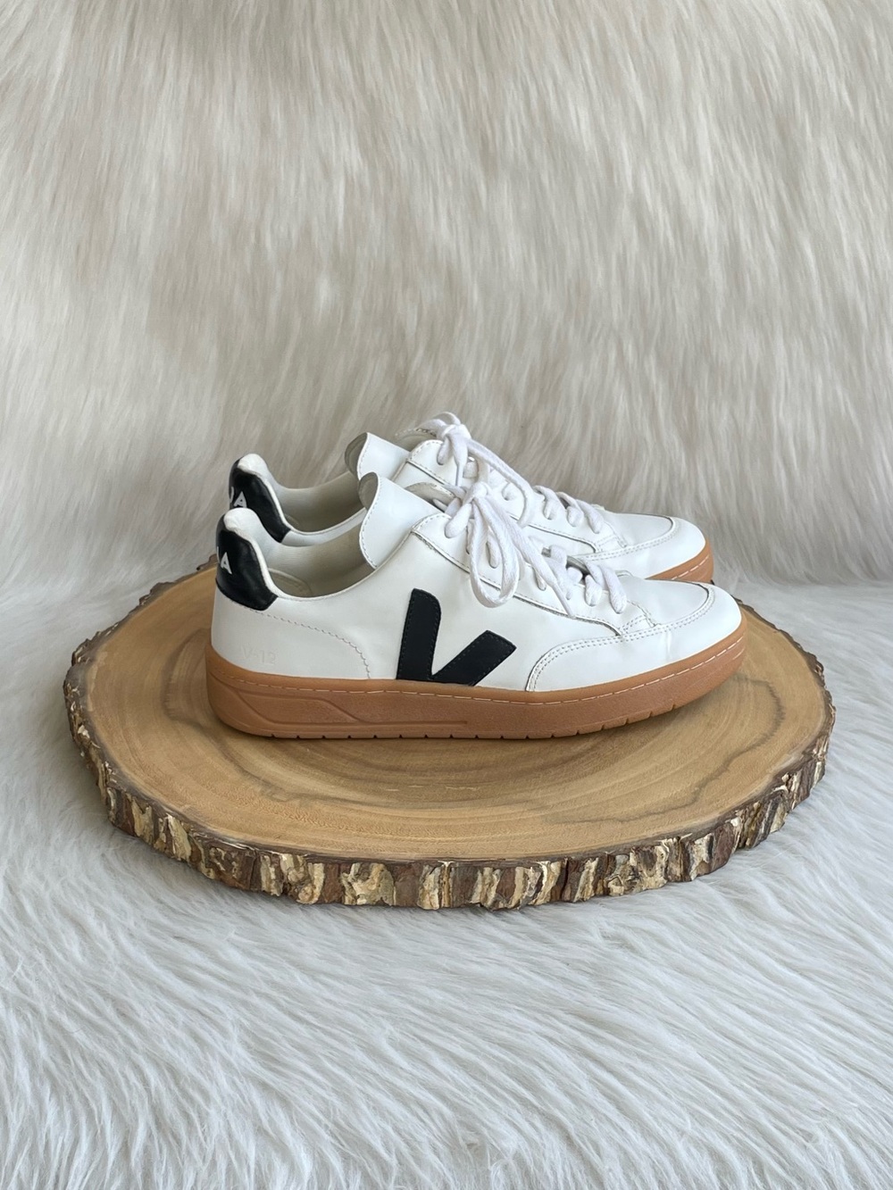 LIKE NEW Veja V-12 white leather sneakers - Picture 7 of 15